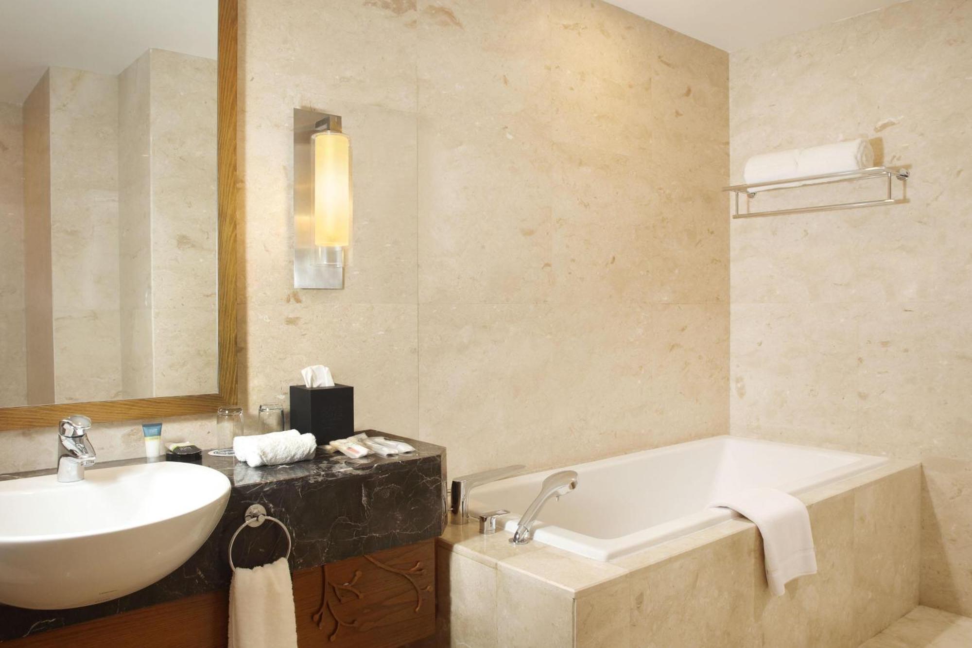 โฟร์ พอยต์ บาย เชอราตัน มานาโด Hotel ภายนอก รูปภาพ