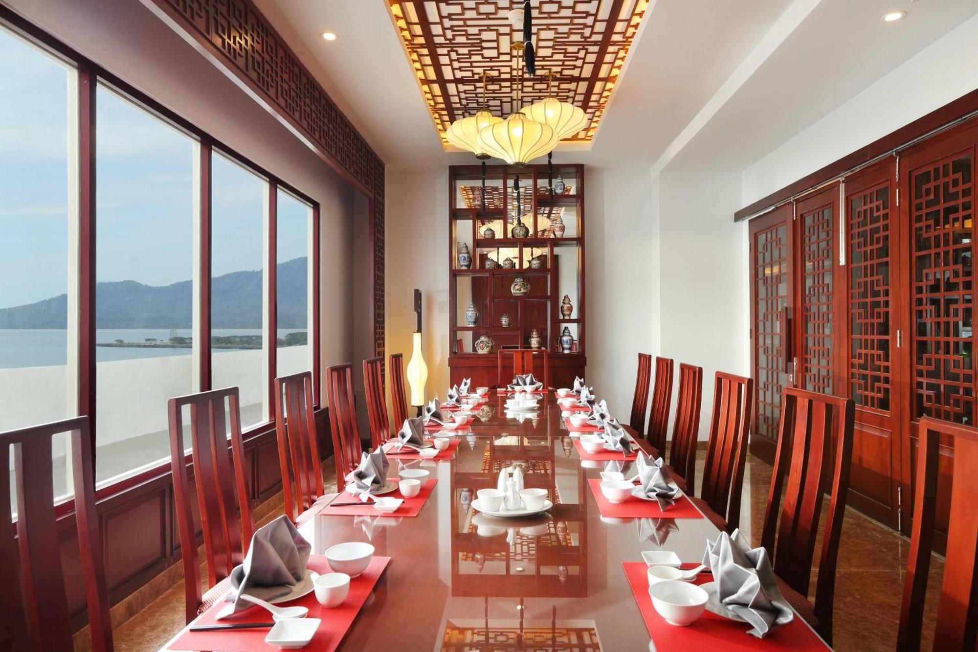 โฟร์ พอยต์ บาย เชอราตัน มานาโด Hotel ภายนอก รูปภาพ